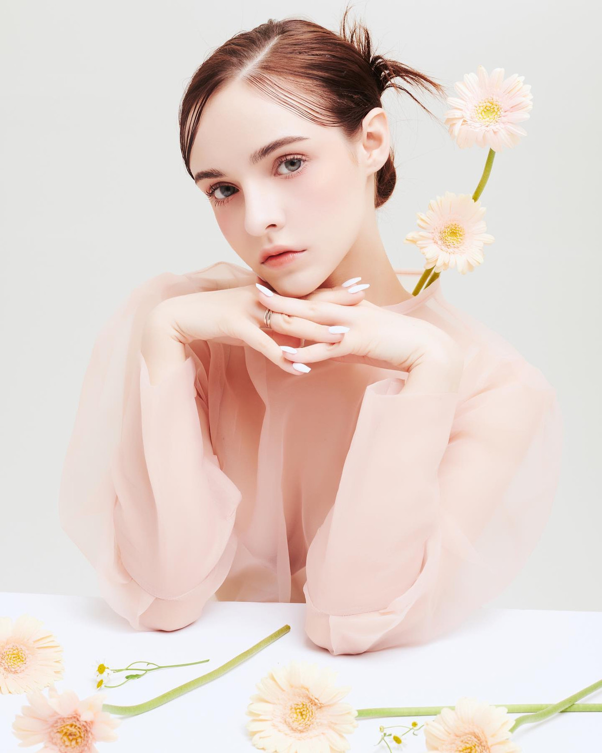 Sasha Song sinh năm 1998. Cô mang quốc tịch Belarus. Cô chuyển đến Hàn Quốc sinh sống năm 18 tuổi.