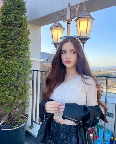 Sasha Song từng có mặt trong danh sách Top 100 gương mặt đẹp do TC Candler bình chọn.