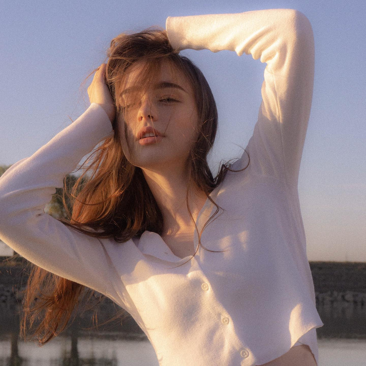 Được biết MXH Instagram là nơi giúp cô nổi tiếng như ngày hôm nay. Ngoài ra, cô cũng lập kênh YouTube riêng.