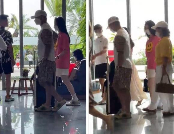 Thanh Huyền cũng rất tự nhiên khoác tay mẹ người yêu, cho thấy mối quan hệ thân thiết.