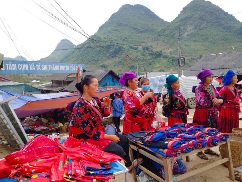 Chợ phiên Tả Sìn Tràng cũng là nét đặc trưng ở nơi đây, lưu giữ những nét văn hóa đặc trưng của đồng bào dân tộc thiểu số vùng cao Tủa Chùa.