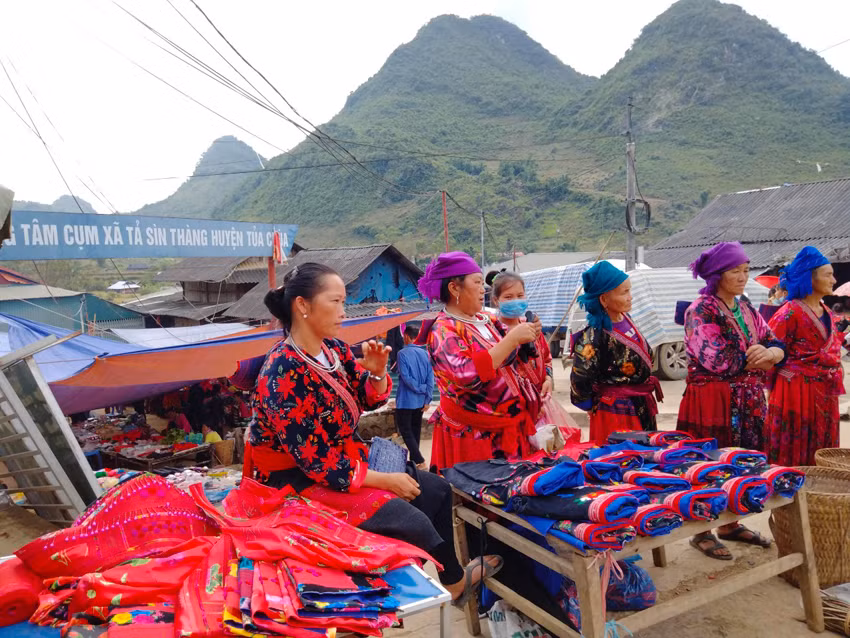 Chợ phiên Tả Sìn Tràng cũng là nét đặc trưng ở nơi đây, lưu giữ những nét văn hóa đặc trưng của đồng bào dân tộc thiểu số vùng cao Tủa Chùa.