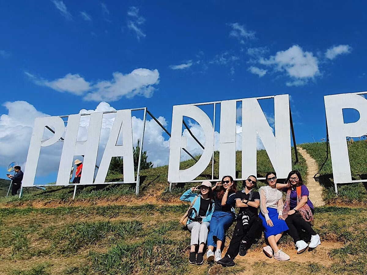 Du lịch Điện Biên không thể bỏ qua Đèo Pha Đin nằm trên quốc lộ 6 đi từ Hà Nội lên Điện Biên. Đây là một trong những cung đường hiểm trở nhất Việt Nam được “dân phượt” yêu thích.