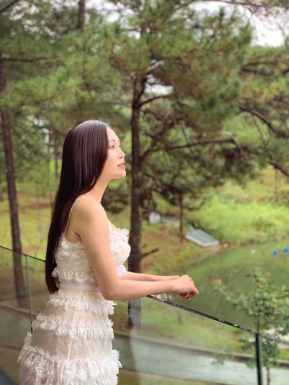 Lên hình, Thùy Linh thường gắn bó với phong cách thời trang quen thuộc là áo dài hay thời trang công sở để tạo ra sự chỉn chu, nghiêm túc. Còn ngoài đời, người đẹp 35 tuổi này lại gây bất ngờ với style trẻ trung, dịu dàng nhưng vô cùng “hack” tuổi.