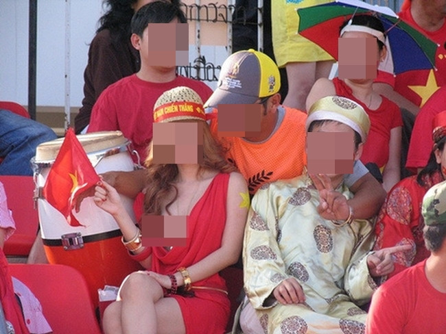 Trong khi hầu hết mọi người đều lựa chọn quần áo phù hợp thì có không ít trường hợp bị chê trách vì lối ăn mặc phản cảm.