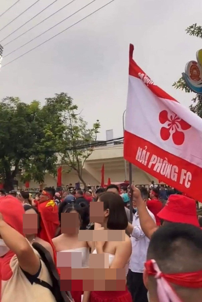 Được mệnh danh là bộ môn thể thao vua, bóng đá thu hút được sự chú ý của nhiều người hâm mộ không phân biệt tuổi tác, giới tính. Không chỉ đấng mày râu mà chị em cũng hòa cùng không khí cổ vũ bóng đá.