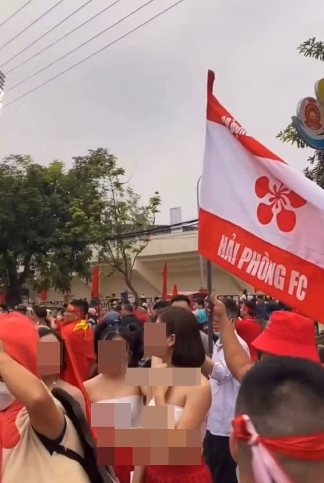 Được mệnh danh là bộ môn thể thao vua, bóng đá thu hút được sự chú ý của nhiều người hâm mộ không phân biệt tuổi tác, giới tính. Không chỉ đấng mày râu mà chị em cũng hòa cùng không khí cổ vũ bóng đá.