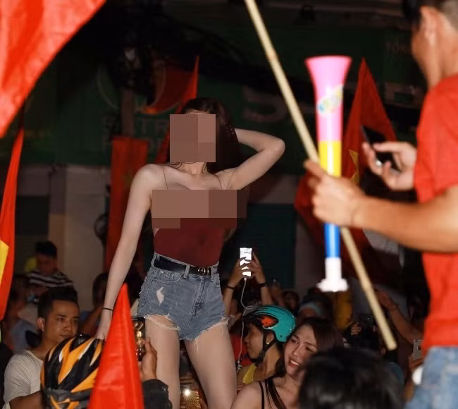 Những hình ảnh của các nữ cổ động viên bóng đá ăn mặc gợi cảm nhanh chóng lan truyền khắp MXH, chưa rõ họ xuất hiện ở trận đấu nào tuy nhiên cách ăn mặc đó đã làm mất điểm trong mắt nhiều người.