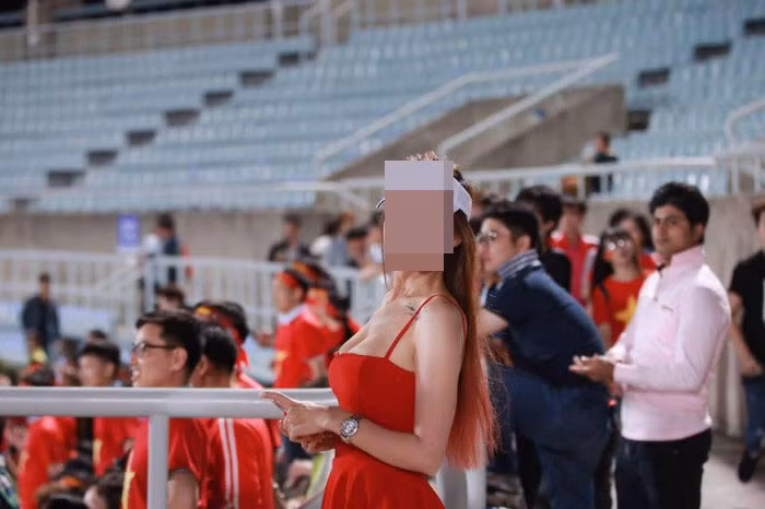 "Dù có xinh đẹp thế nào đi nữa cũng không nên ăn mặc như vậy đứng cổ vũ trước hàng ngàn người" - một cư dân mạng bày tỏ.