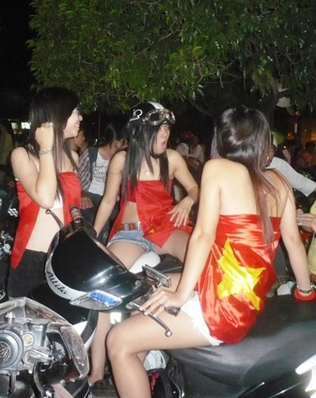 Trước đây trên MXH đã từng xuất hiện không ít hình ảnh các cô gái ăn mặc phản cảm cổ vũ bóng đá, làm netizen phản ứng dữ dội.