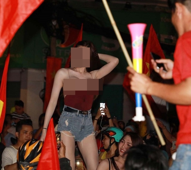 Những hình ảnh của các nữ cổ động viên bóng đá ăn mặc gợi cảm nhanh chóng lan truyền khắp MXH, chưa rõ họ xuất hiện ở trận đấu nào tuy nhiên cách ăn mặc đó đã làm mất điểm trong mắt nhiều người.