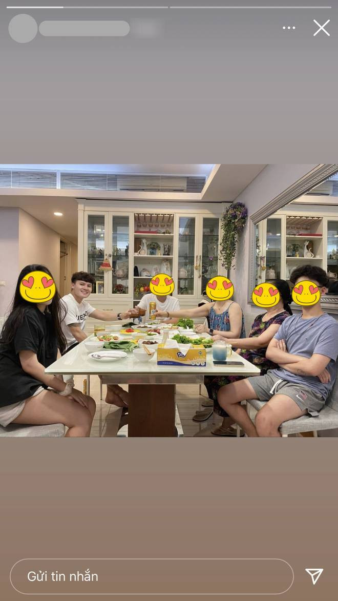 Thậm chí, netizen còn soi ra được khoảnh khắc nam tiền vệ về ra mắt gia đình "bạn gái tin đồn".