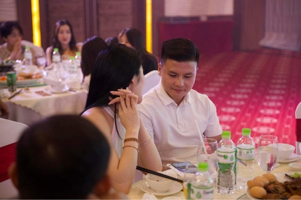 Tuy anh chưa từng có bất kỳ thông báo nào về người yêu mới, thế nhưng lần xuất hiện này, cả hai vẫn trò chuyện và có những cử chỉ rất thân thiết bên nhau.