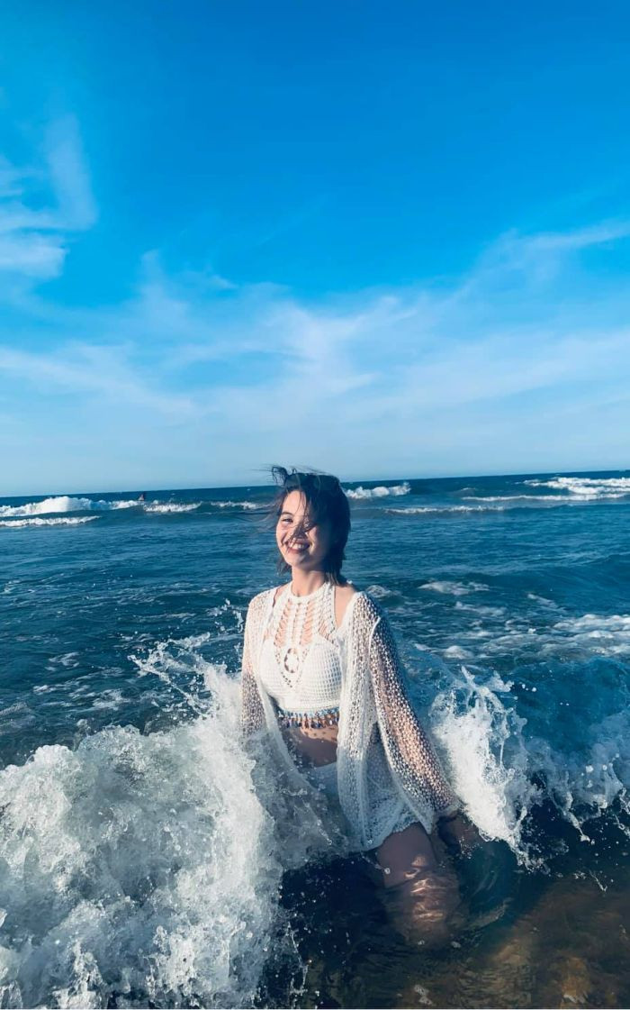 Trên Facebook cá nhân, Ánh Nguyệt có hơn 23 nghìn lượt theo dõi. Mỗi bức ảnh cô đăng tải đều thu hút được lượng tương tác lớn.