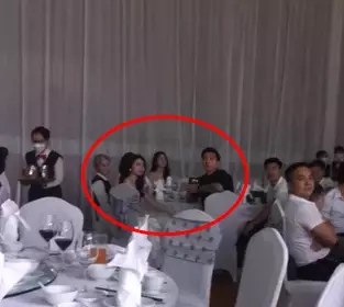 Trước đó, tại đám cưới Nguyễn Thành Chung và Ngô Tố Uyên Đoàn Văn Hậu với tình cũ Nguyễn Hoàng Anh (Hoàng Anh Ốc) cũng từng ''chạm mặt'' nhau.