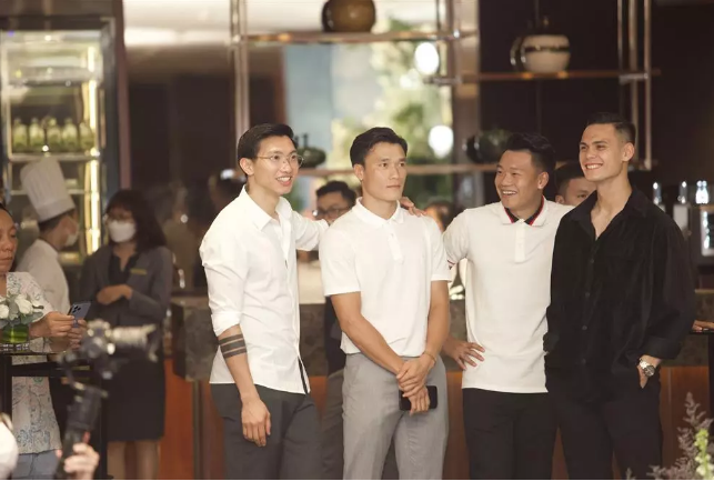 Gây chú ý trong đám cưới là màn "chạm trán" của Đoàn Văn Hậu và bạn gái cũ là Hoàng Anh Ốc.