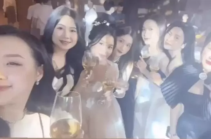 Doãn Hải My và Đoàn Văn Hậu công khai tình tứ khi chụp hình cùng cô dâu - chú rể trong lần "chạm trán" với tình cũ này.