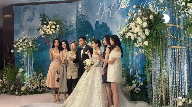 Cũng tại đám cưới này bạn gái Đoàn Văn Hậu là Doãn Hải My cũng xuất hiện, hai cô gái đều chụp ảnh cùng cô dâu nhưng không chung khung hình.