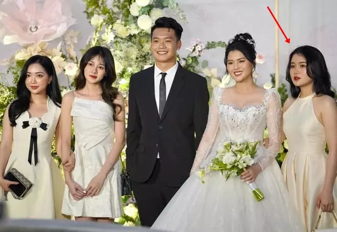 Khoảng cách hai bàn không phải quá xa, tuy nhiên hai người lại ngồi quay lưng vào nhau.