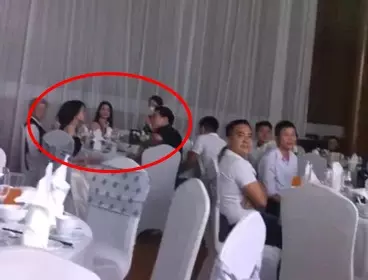 Khi đó Đoàn Văn Hậu và Doãn Hải My ngồi chung mâm, cả hai trò chuyện rất vui vẻ. Trong khi Hoàng Anh Ốc ngồi cách mâm bạn trai cũ một bàn.