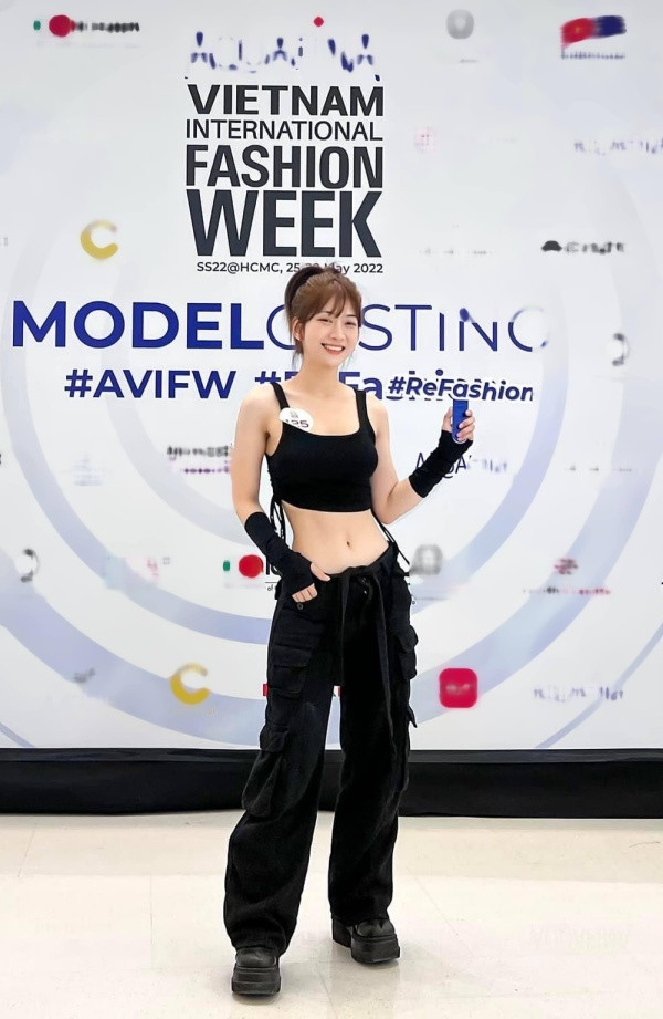 Cô còn chuẩn bị cả sách và giày cao gót khủng như người mẫu thực thụ để buổi tập trở nên chuyên nghiệp hơn.