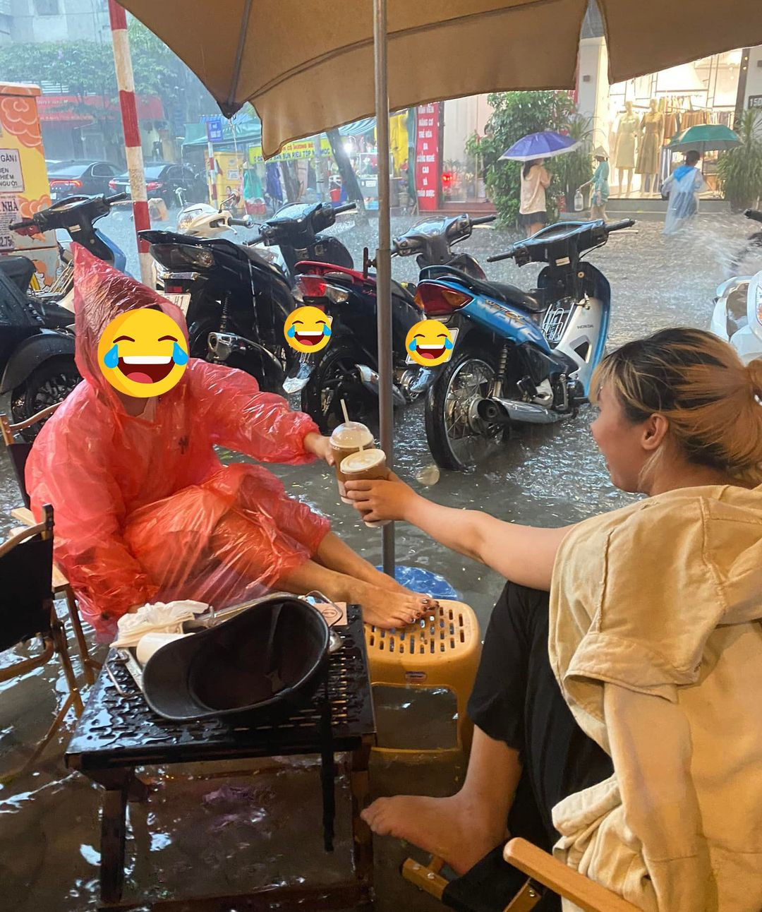 Dù có mưa lớn ngập đường ngập phố nhưng chúng mình vẫn vô tư cafe ngắm cảnh. Ảnh: Cừu Bé, Phương Anh