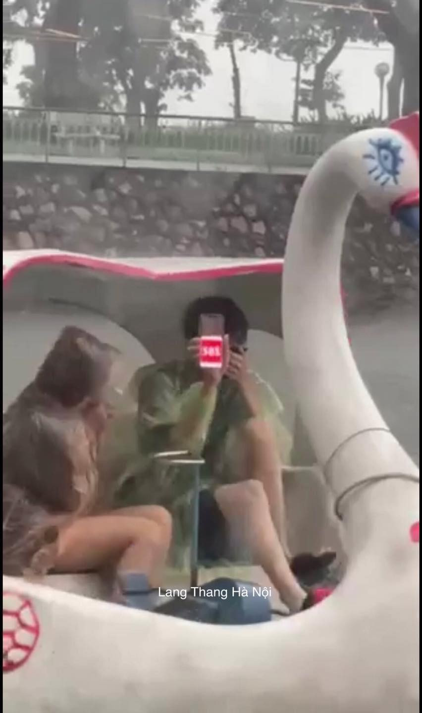 Bất chấp thời tiết mưa to ngập lụt cặp đôi vẫn mặc áo mưa và tiếp tục thú vui của mình. Ảnh: Mai Nguyễn - Lang Thang Hà Nội