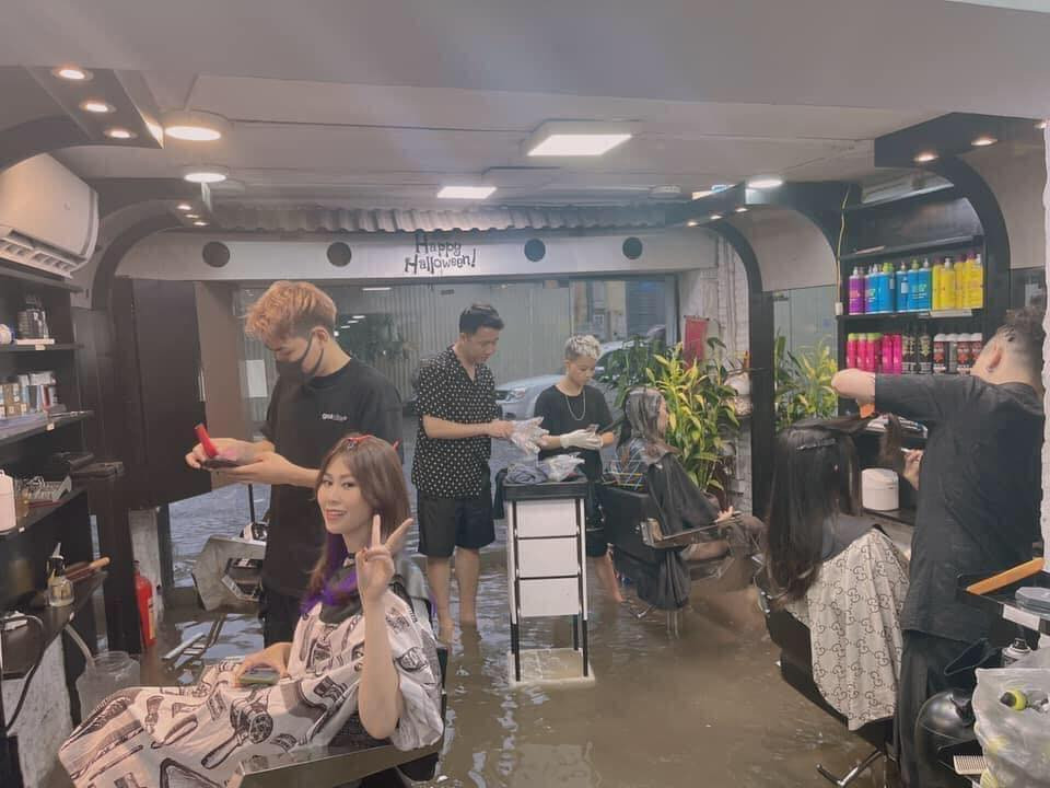 Trước tình cảnh Hà Nội "phố biến thành sông", trên MXH xuất hiện nhiều hình ảnh hài hước của người dân khi chống chọi với ngập lụt. Ảnh: Nguyễn Đình Việt