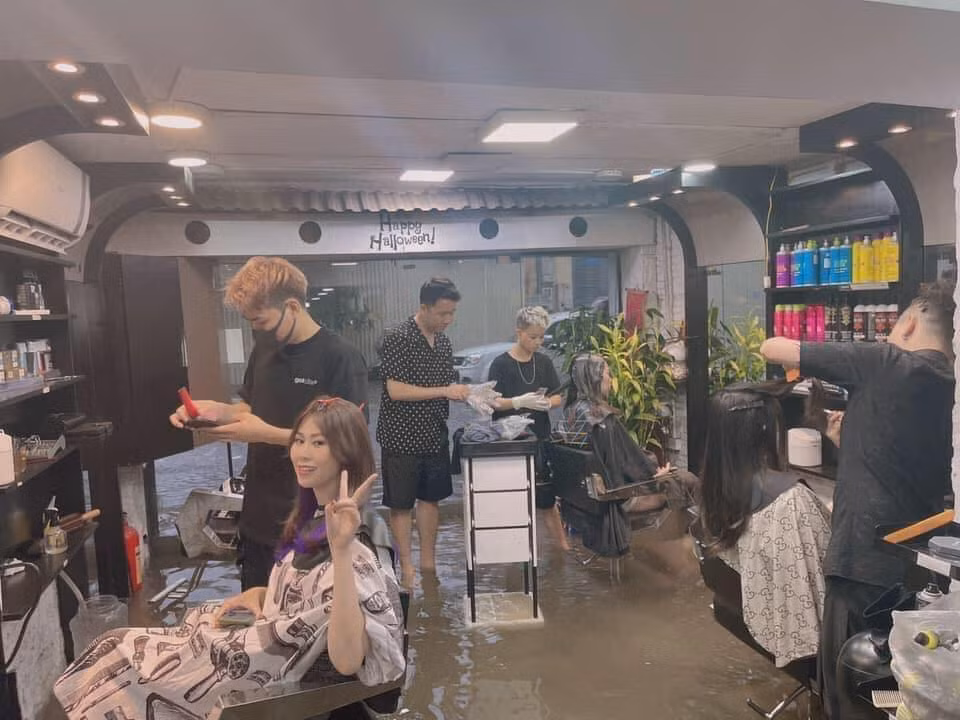 Trước tình cảnh Hà Nội "phố biến thành sông", trên MXH xuất hiện nhiều hình ảnh hài hước của người dân khi chống chọi với ngập lụt. Ảnh: Nguyễn Đình Việt