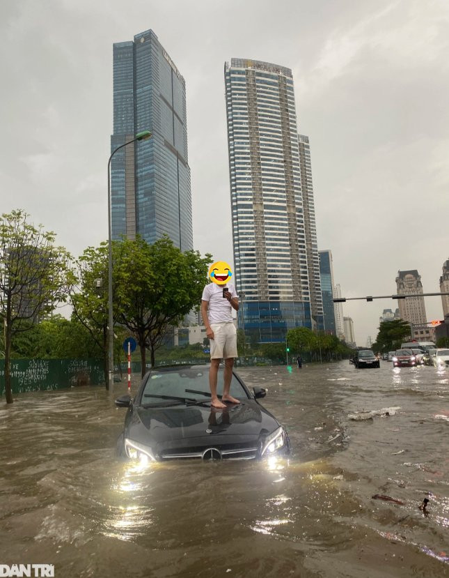 Sau khi hình ảnh được đăng tải lên MXH, cư dân mạng "dở khóc dở cười" với hoàn cảnh éo le của vị tài xế xe sang này. Ảnh: Dân Trí