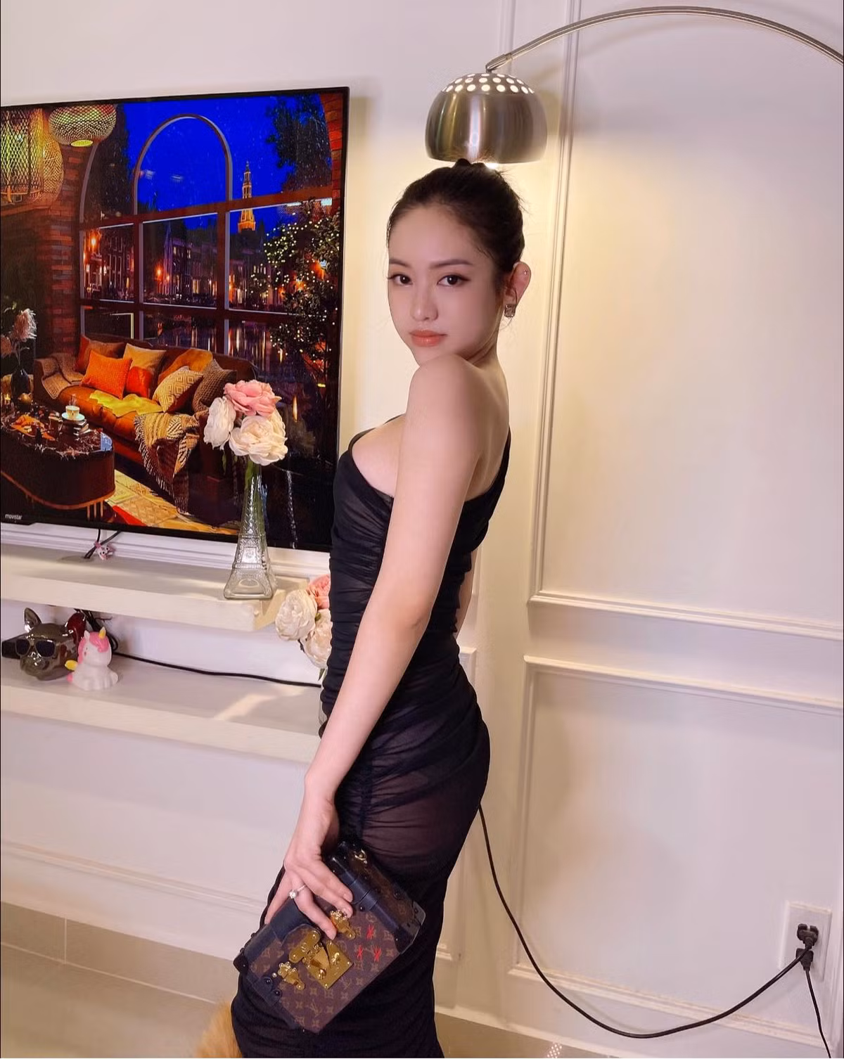Từ sau tai tiếng liên quan đến thiếu gia Phan Thành, hot girl Thúy Vi đã thực sự "đổi đời", cô mua được căn hộ sang trọng, kiếm được nguồn thu nhập không hề nhỏ từ việc bán hàng online,...