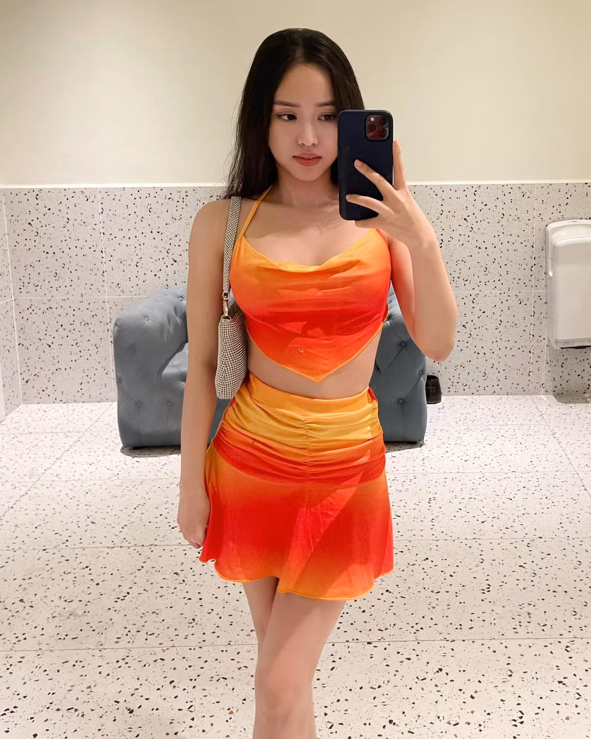 Khác với những cô nàng thường giấu giếm việc đụng chạm "dao kéo" để trùng tu nhan sắc, Thúy Vi không ngại công khai với báo giới việc mình phẫu thuật thẩm mỹ, thậm chí kể rõ từng chi tiết trên cơ thể được phẫu thuật và cả quá trình hậu phẫu.