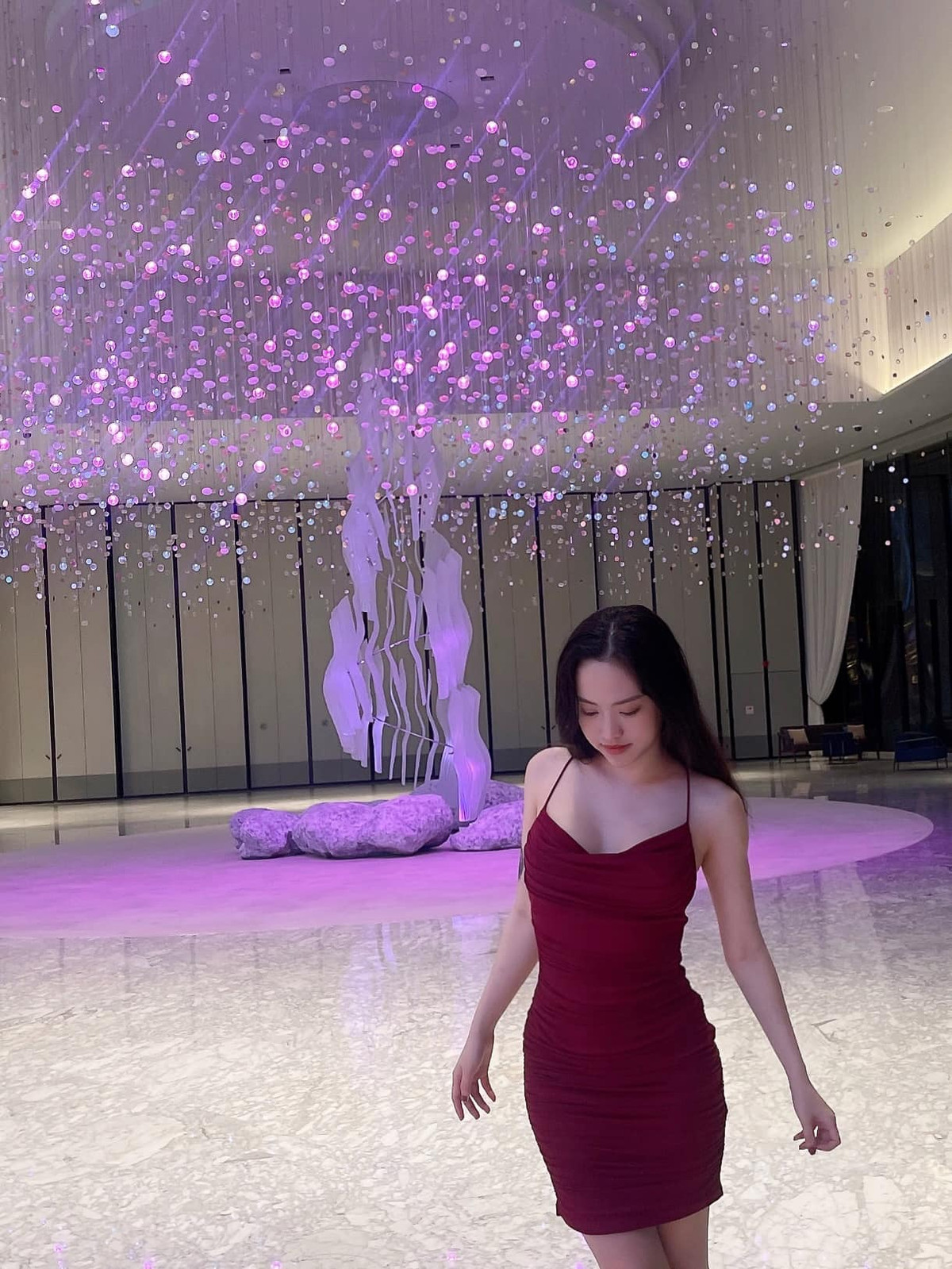 Nhiều cư dân mạng tò mò không biết Thúy Vi nằm viện vì lý do sức khỏe hay đang thực hiện phẫu thuật thẩm mỹ để nâng cấp nhan sắc.