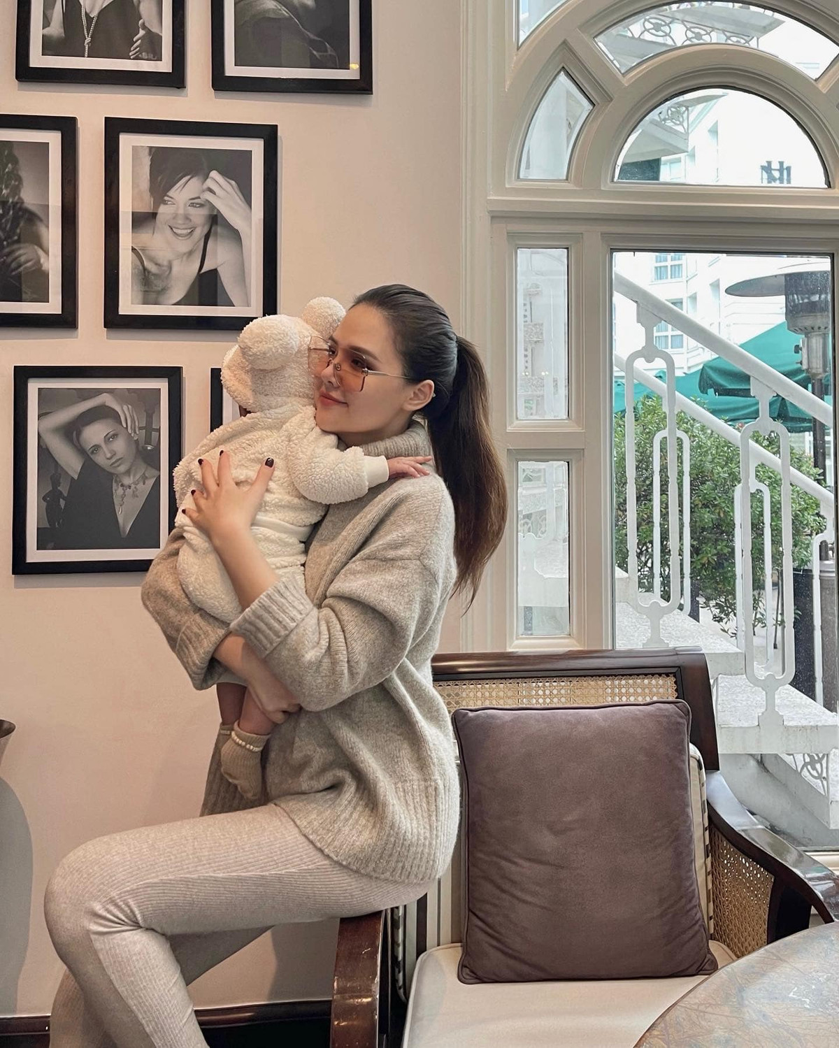 Người đẹp dường như lui về chăm sóc gia đình, hiếm hoi lộ diện tham gia hoạt động trong showbiz.