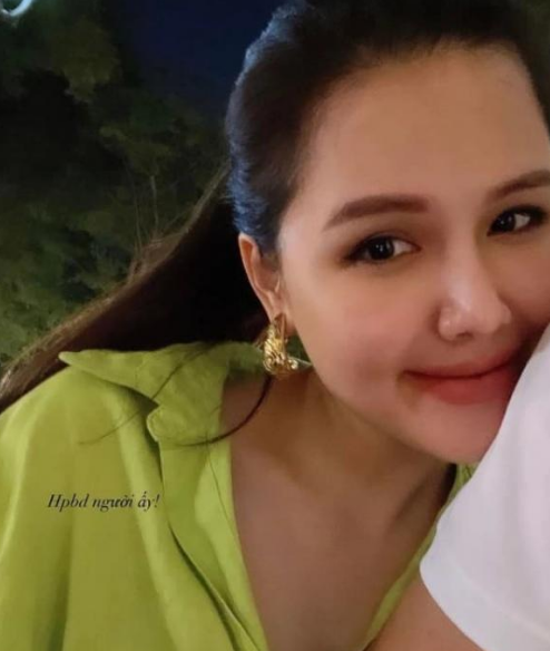 Tối ngày 5/5, hot girl Phanh Lee "phá lệ" đăng khoảnh khắc tựa đầu vào vai chồng vô cùng tình tứ nhân dịp sinh nhật.