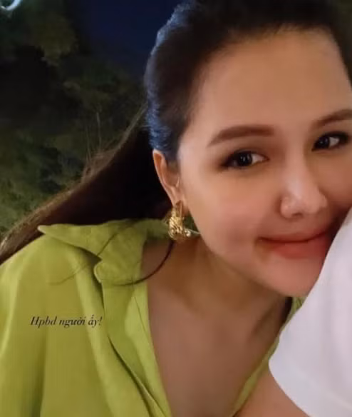 Tối ngày 5/5, hot girl Phanh Lee "phá lệ" đăng khoảnh khắc tựa đầu vào vai chồng vô cùng tình tứ nhân dịp sinh nhật.