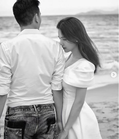 Dù chỉ trang điểm sương sương nhưng cựu hot girl vẫn gây mê mọi ánh nhìn với nhan sắc chuẩn "gái một con trông mòn con mắt".