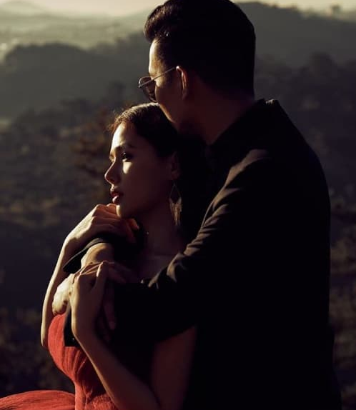 Khuôn mặt cô bừng sáng hạnh phúc khi chụp ảnh cùng ông xã, mọi khoảnh khắc tình tứ bên chồng của Phanh Lee luôn nhận về lượt "thả tim" khủng.