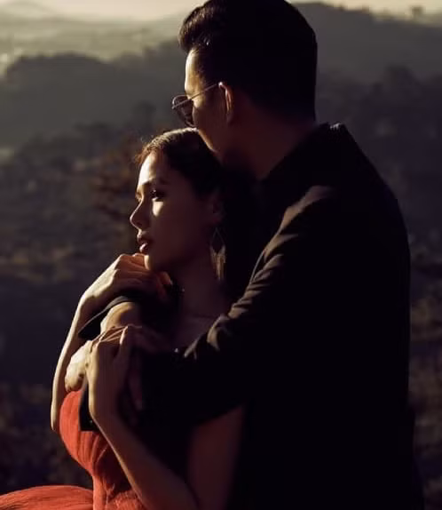 Khuôn mặt cô bừng sáng hạnh phúc khi chụp ảnh cùng ông xã, mọi khoảnh khắc tình tứ bên chồng của Phanh Lee luôn nhận về lượt "thả tim" khủng.