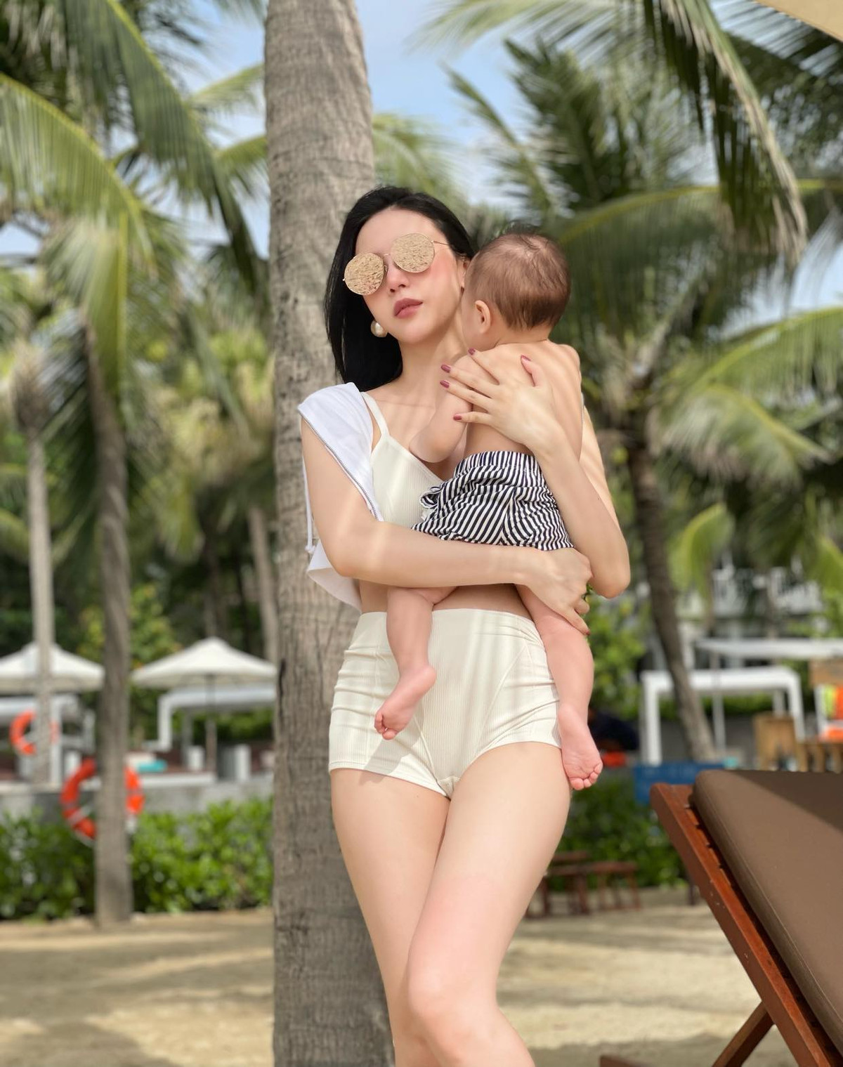 Phần lớn cư dân mạng đều dành lời khen ngợi cho sắc vóc của cô, dù sắp làm mẹ 2 con.