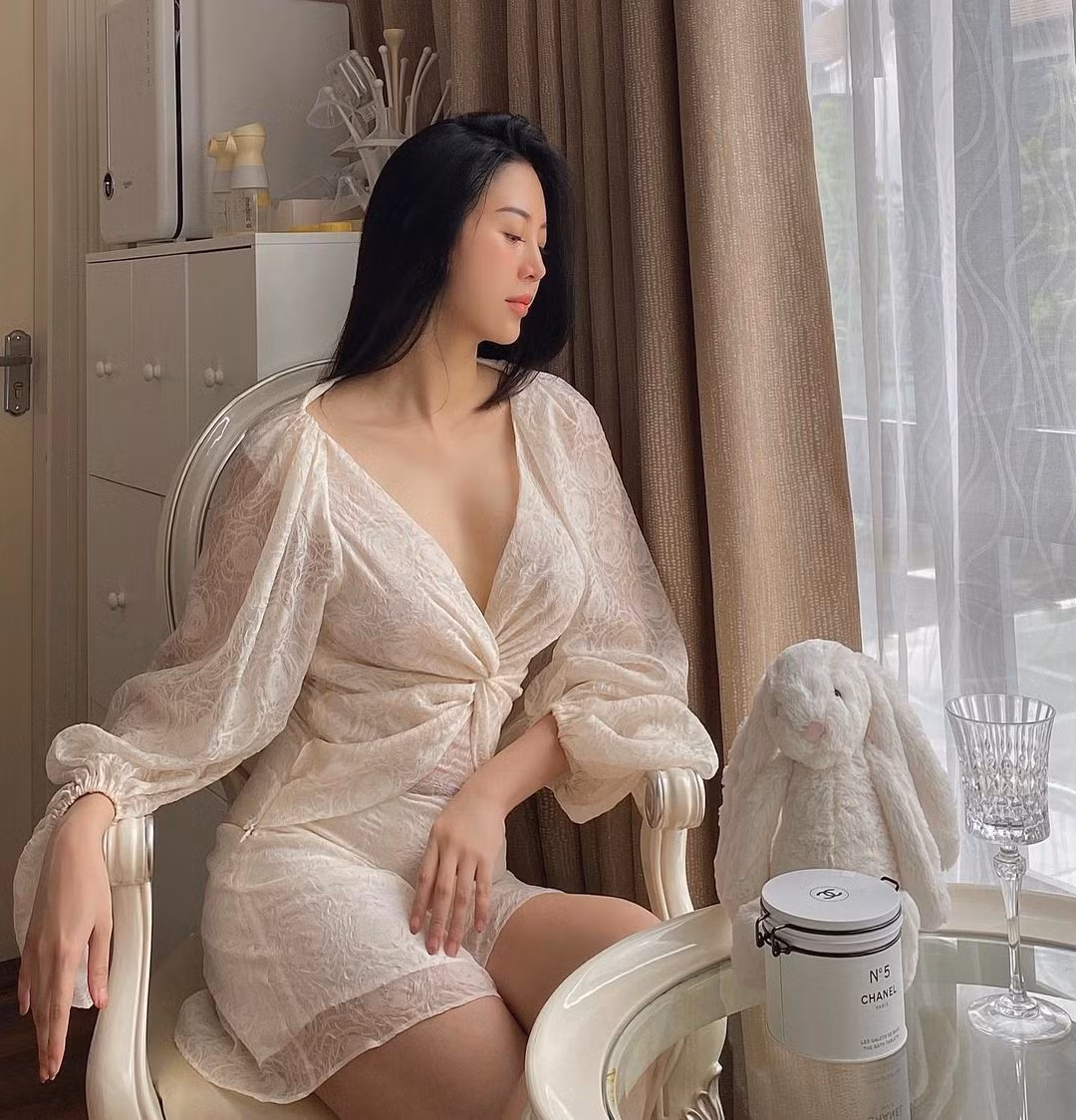 Kể từ khi lập gia đình và sinh con, Ngọc Châm ít chia sẻ chuyện cá nhân lên MXH, thay vào đó cô nàng thường đăng tải hình ảnh con đầu lòng và gia đình nhỏ của mình.