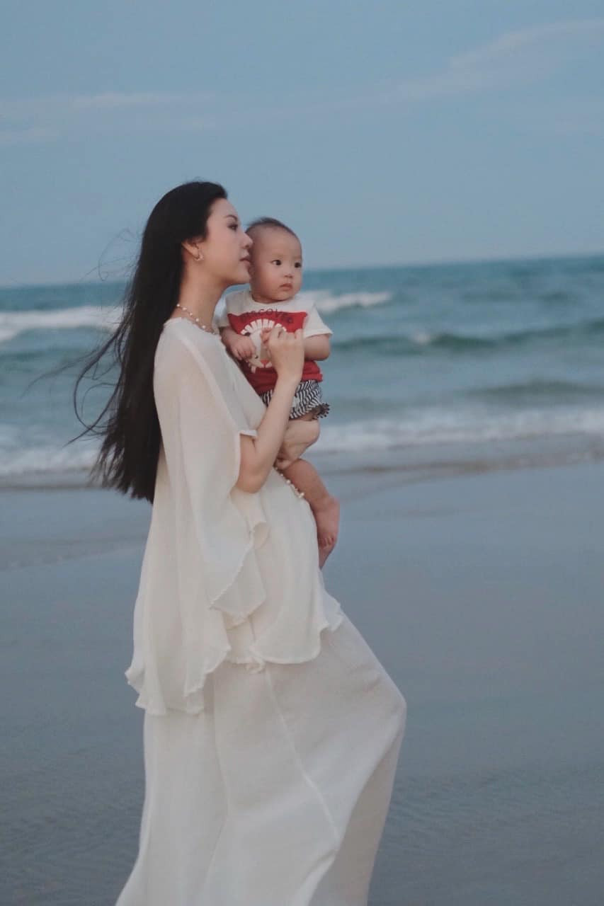 Vũ Ngọc Châm vẫn giữ được vóc dáng thon gọn như thời con gái làm hội chị em hết sức ghen tị.