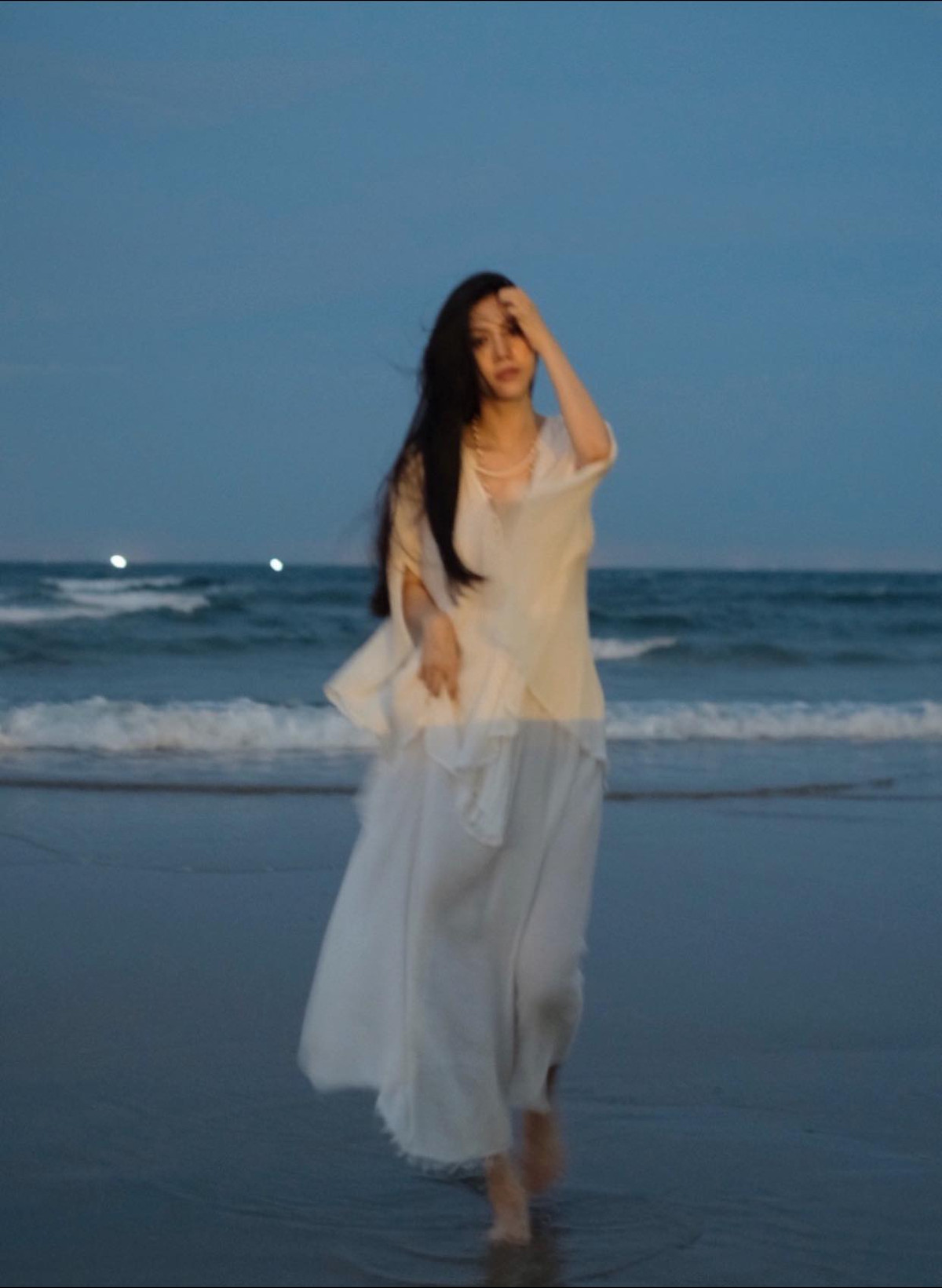 Ngoài ra, gu thời trang của bà mẹ hai con cũng nóng bỏng, gợi cảm hơn trông thấy.