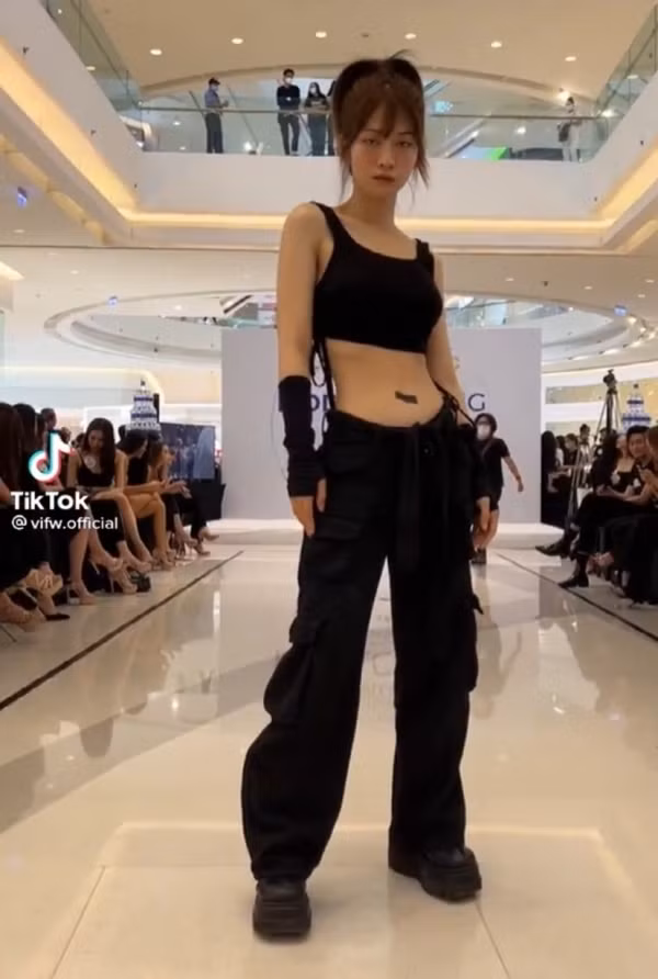 Trong đoạn clip TikTok ghi lại cô diện bộ đồ đen và thực hiện những bước catwalk của mình. Với outfit này, mỹ nhân 9x tôn trọn lợi thế vòng eo nhỏ và hình thể thanh mảnh đáng ngưỡng mộ.