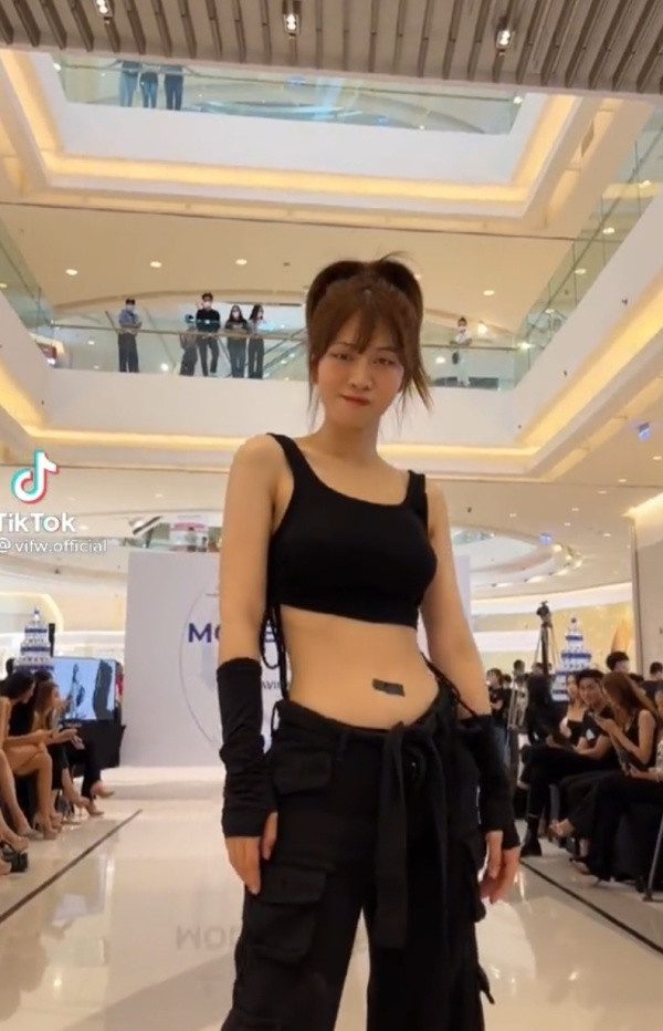 Spotlight trong buổi casting này lại chính là màn khoe kỹ năng catwalk của người đẹp. Tại đây, Lê Bống gây chú ý khi thể hiện thần thái sắc lạnh cùng với những bước đi chắc chắn.