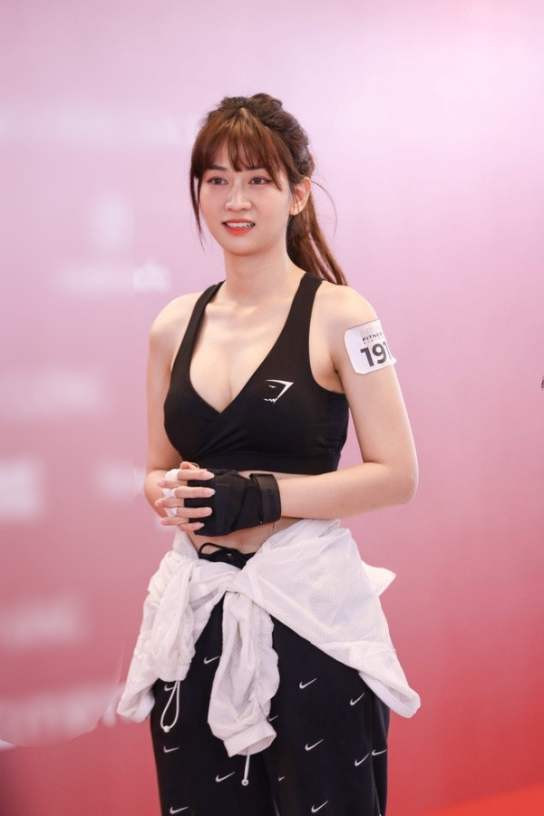 Dù vậy, cộng đồng mạng cũng dành nhiều lời khen cho sự cố gắng thay đổi không ngừng của hot girl sinh năm 1995.