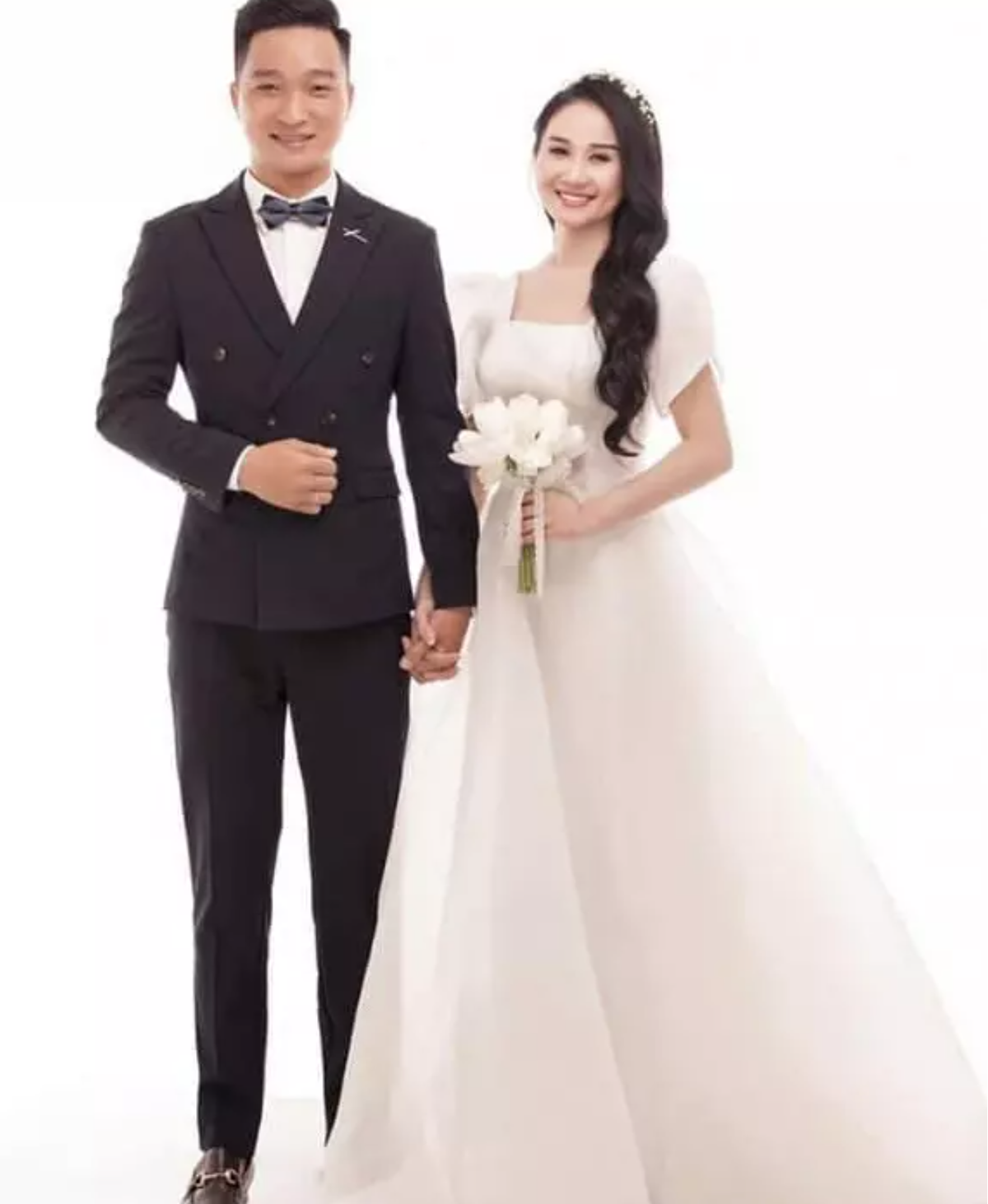 Bạn gái cũ Tiến Linh hiện tại đang có cuộc sống hôn nhân hạnh phúc, cô cũng đã làm mẹ. Con gái đầu lòng của cô tên Trần Ngọc Hà An (gọi thân mật ở nhà là Cốm).