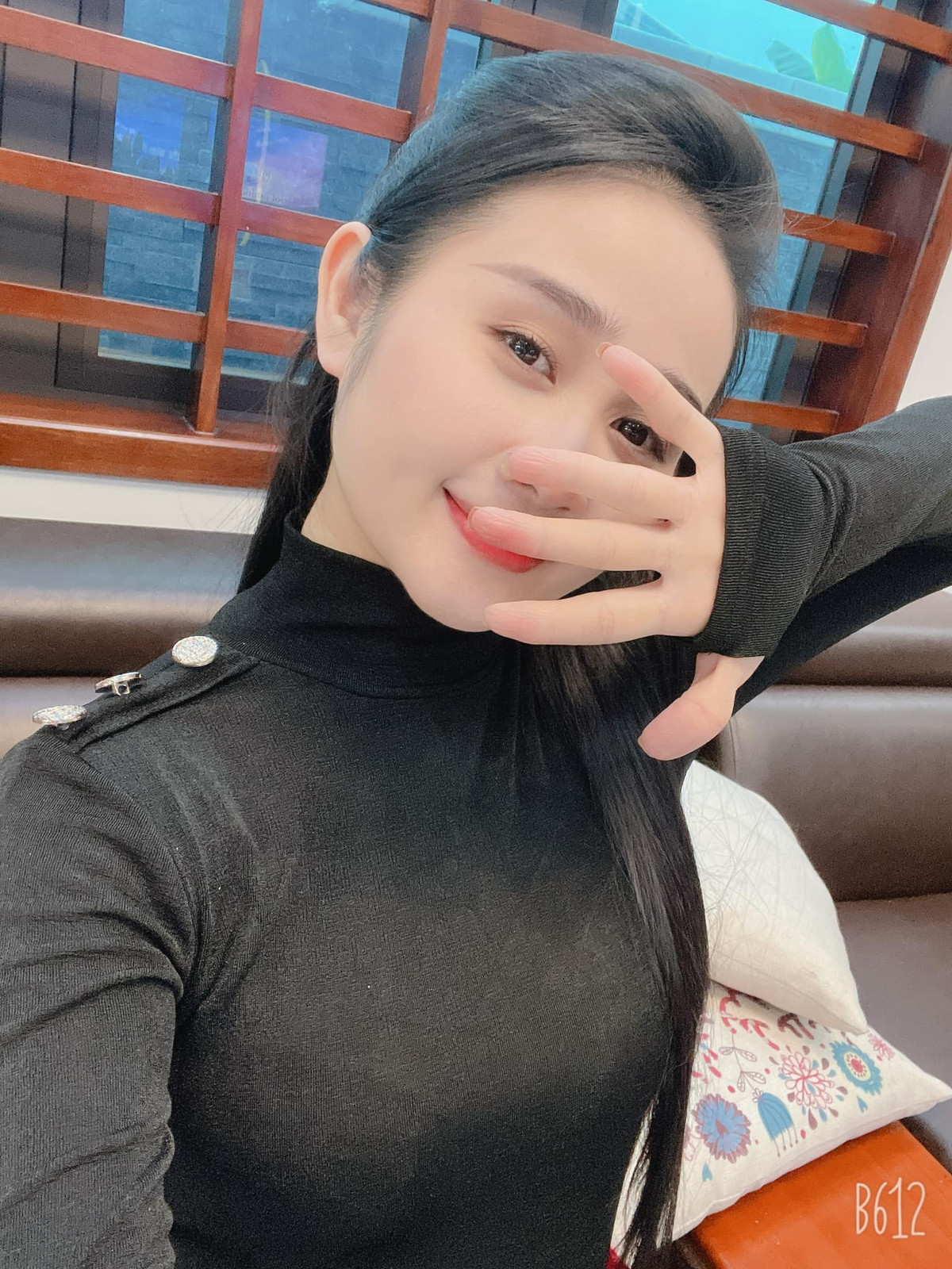 Trên trang cá nhân cô nàng ít chia sẻ về đời sống riêng tư, hình ảnh cô cập nhật cũng hiếm hoi khiến netizen tò mò.