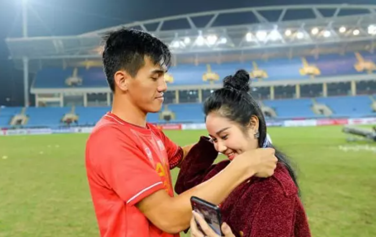 Trước khi vướng tin đồn hẹn hò với diễn viên Huỳnh Hồng Loan và người mẫu Quỳnh Thư, Tiến Linh từng có chuyện tình ngọt ngào với cô giáo dạy múa Ngọc Quyên.