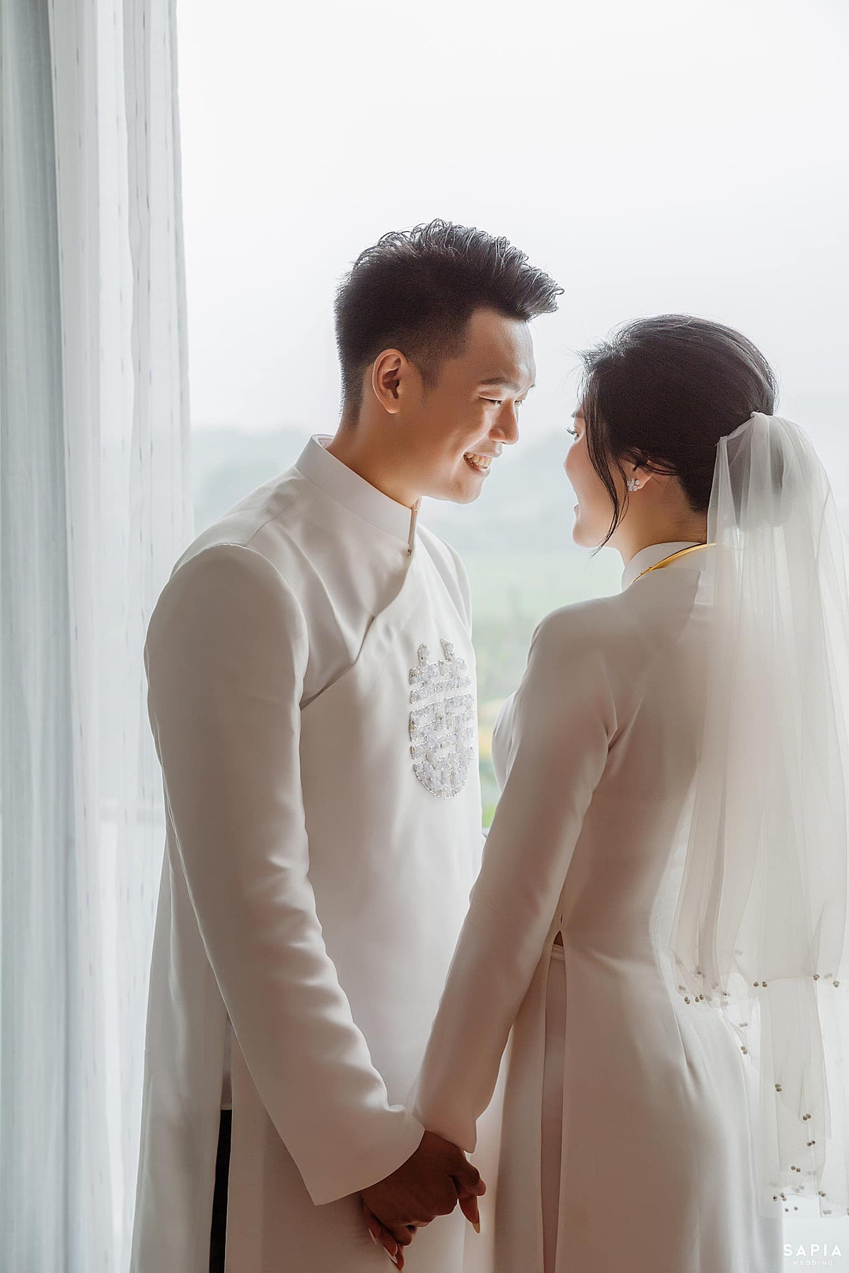 Thành Chung và Tố Uyên cùng đến từ Tuyên Quang. Chuyện tình cặp đôi được mọi người biết đến từ năm 2018, thời điểm này Thành Chung đang tham gia Asian Cup và SEA Games 2019.